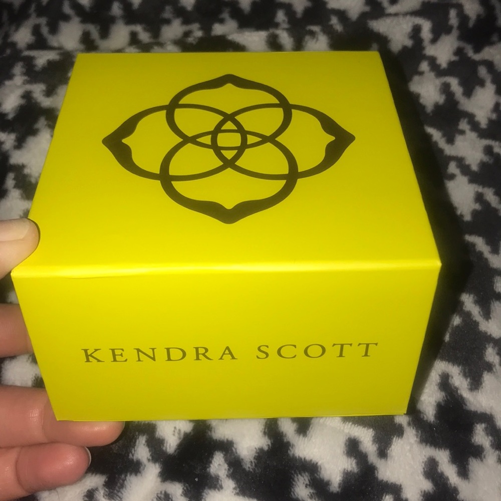 Kendra Scott mother of pearl necklace gold tone - Picture 5 of 8